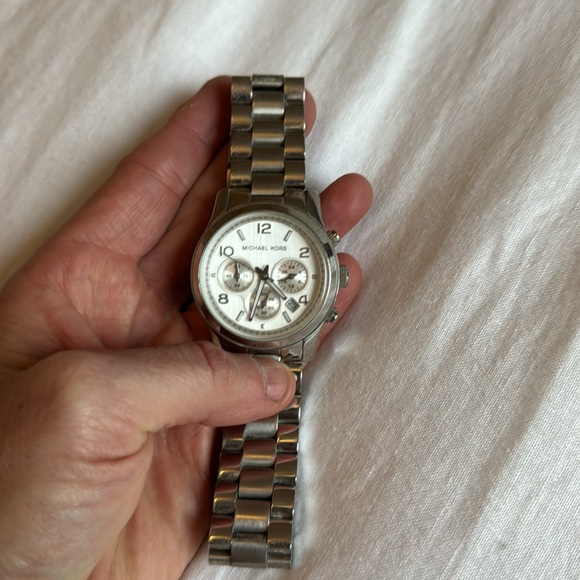 Micheal Kors watch - Picture 3 of 3
